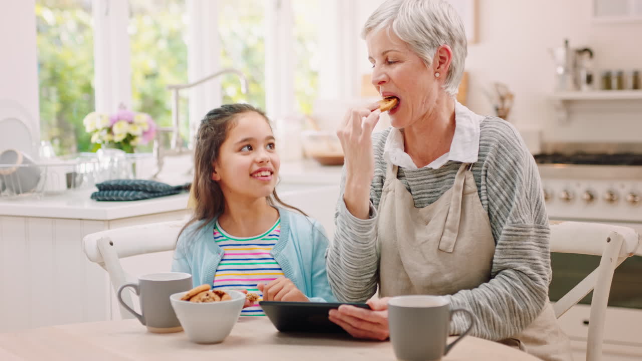 おばあさん ⁇ タブレット ⁇ 女の子とクッキーを食べています ⁇