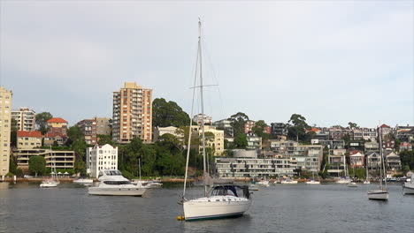 A-small-yacht-moves-and-tilts-with-the-waves,-on-Sydney-Harbour