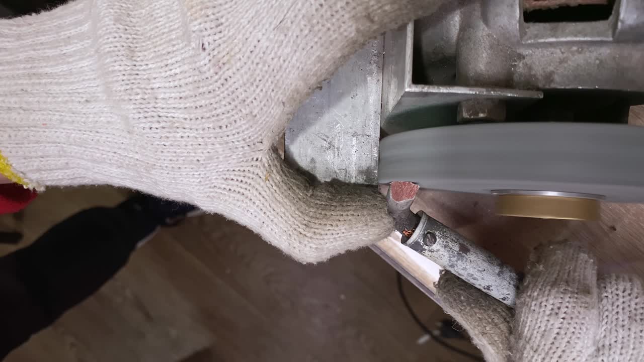 작업을 위해 용접 철을 날카롭게하는 클로즈업. 작업을 위해 도구를 준비하는 것.