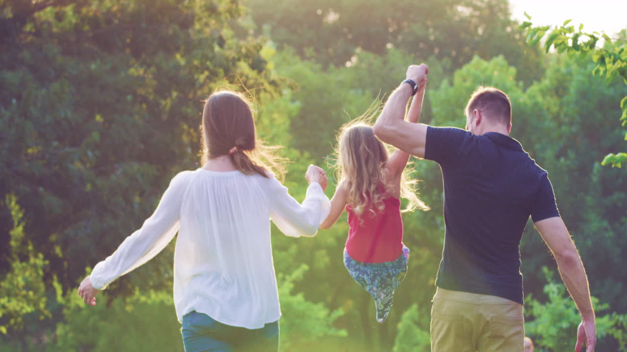 счастливая семья гуляет в парке