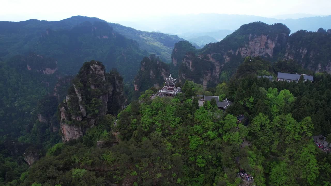 fotografía aérea de la aldea de huangshi alrededor del pabellón de liuqi en el parque forestal nacional de zhangjiajie, china