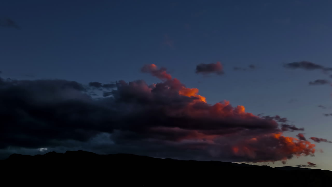 일몰 후 어두워지는 황혼 하늘의 황금빛 구름 - 저속 촬영