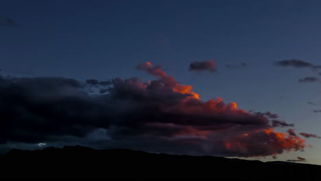 nubes doradas al atardecer el cielo cambia a oscuro después de la puesta del sol - toma de lapso de tiempo