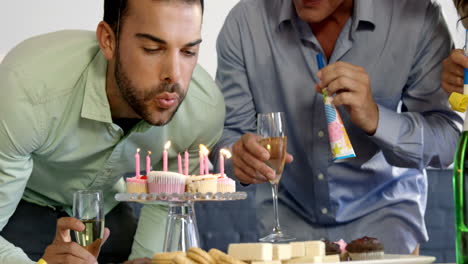 Lockere-Kollegen-Feiern-Geburtstag