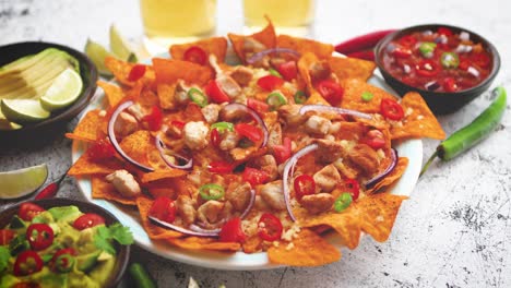 Mexikanische-Mais-Nacho-Würzchips,-Serviert-Mit-Geschmolzenem-Käse