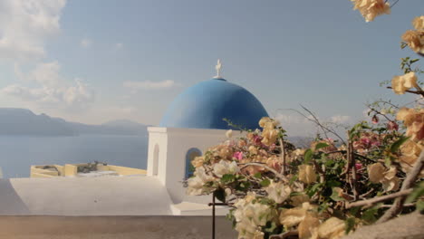 una cúpula azul de una pequeña capilla ortodoxa griega en una isla de las cícladas