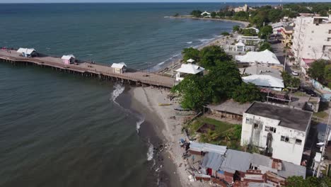 vista aérea de la playa frente al mar y el muelle turístico en la ceiba, honduras