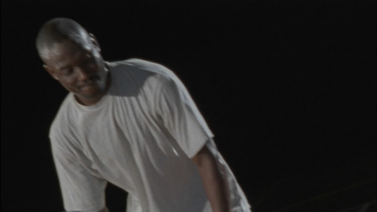 tres hombres juegan baloncesto en una cancha cubierta 2