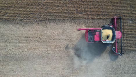 Ein-Bauer-Erntet-Sojabohnen-Im-Nordosten-Von-Wisconsin