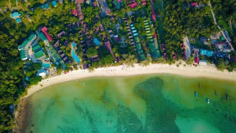 Volando-Sobre-La-Hermosa-Playa-De-Ensalada-De-Haad,-Isla-De-Koh-Phangan,-Tailandia