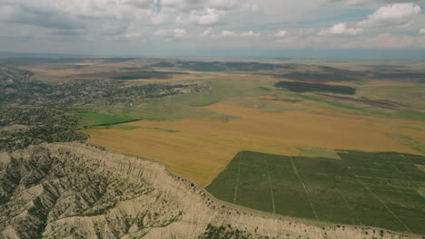 Campos-De-Cultivo-En-El-Campo-Georgiano-En-El-Borde-De-La-árida-Estepa-Montañosa