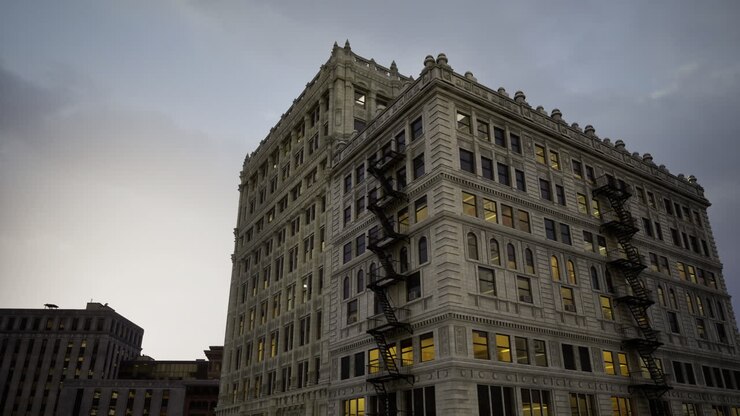 Edifício histórico imponente contra o céu crepuscular na cidade