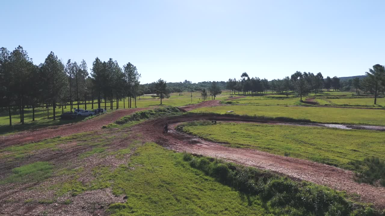 los entusiastas de las motocicletas practican el motocross en una pista de tierra