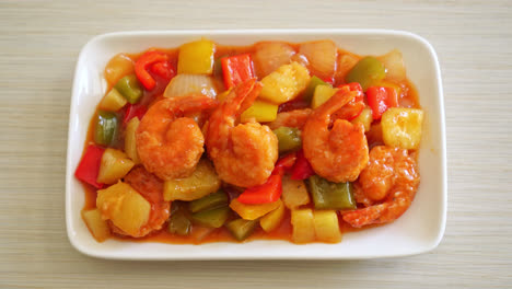 salteado agridulce con camarones fritos en el plato - estilo de comida asiática