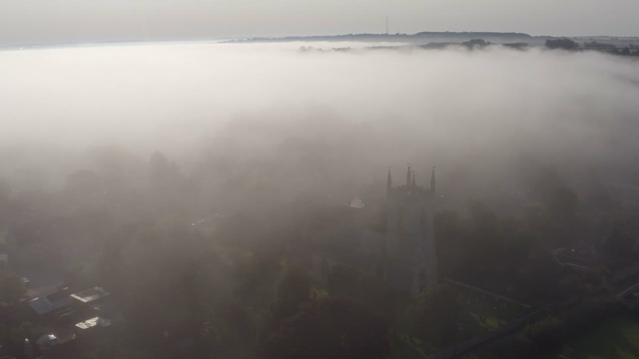 드론 샷 안개 09에서 islip 교회 궤도