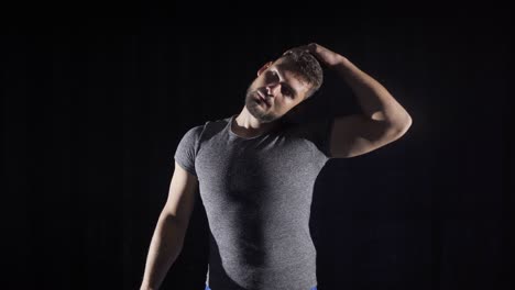 un joven musculoso haciendo ejercicio antes de los deportes.