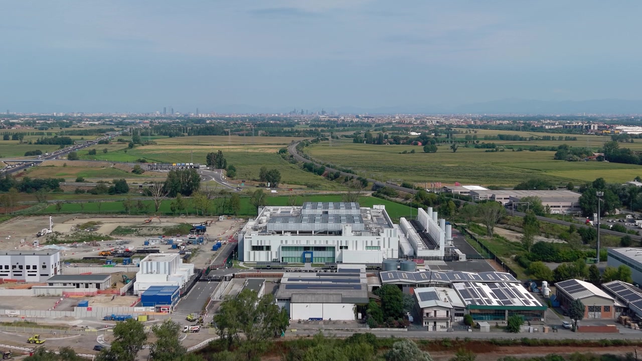 Vista aérea de la infraestructura de centro de datos en expansión cerca de Milán, Italia