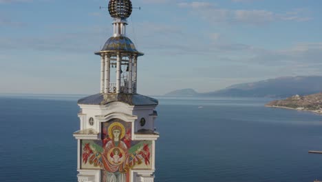 vista aérea de la torre de la iglesia en el paisaje costero 006
