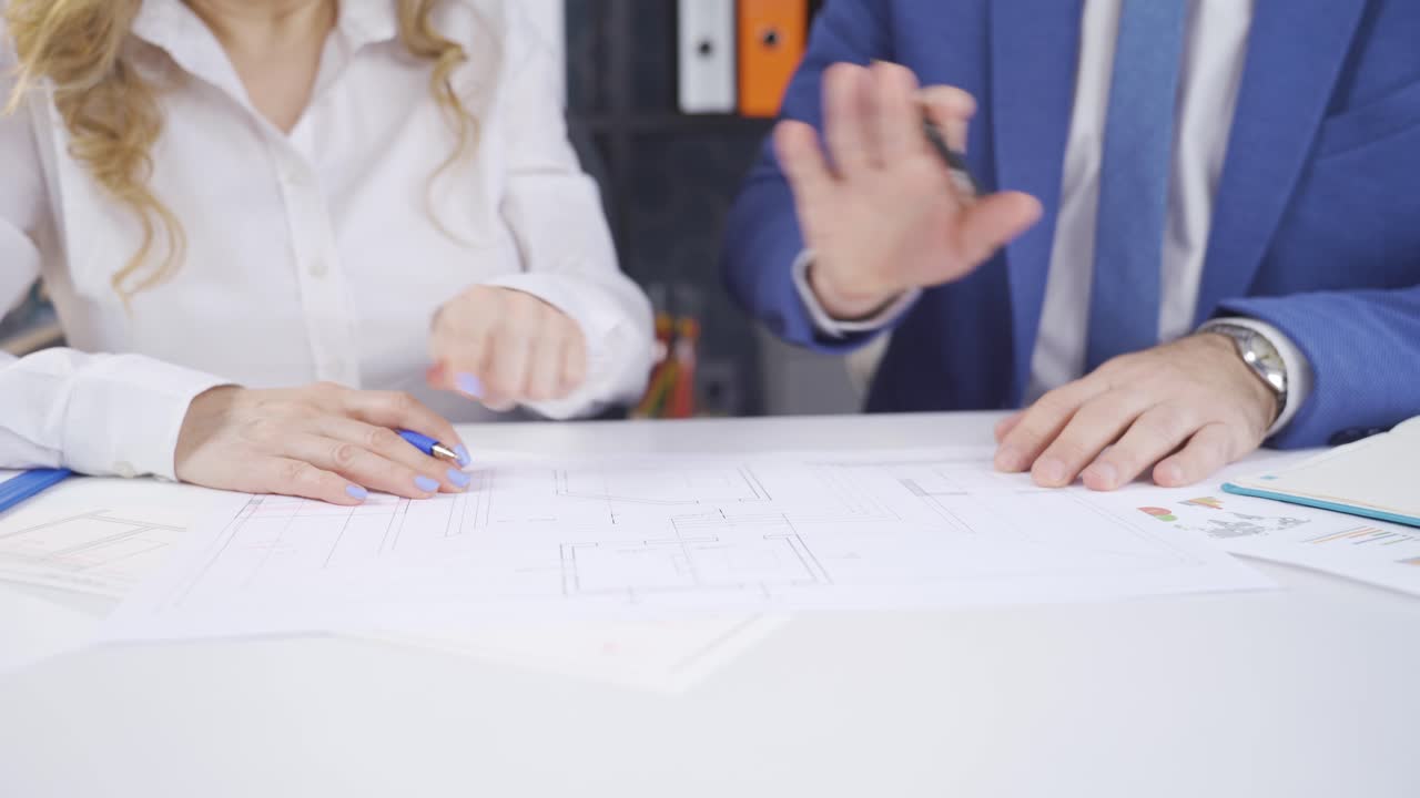 hombre y mujer trabajando en el proyecto. trabajo de oficina.