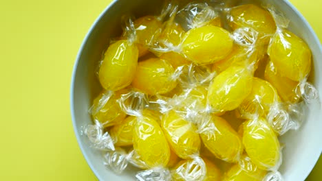 Viele-Zitronenbonbons-In-Einer-Schüssel-Auf-Dem-Tisch