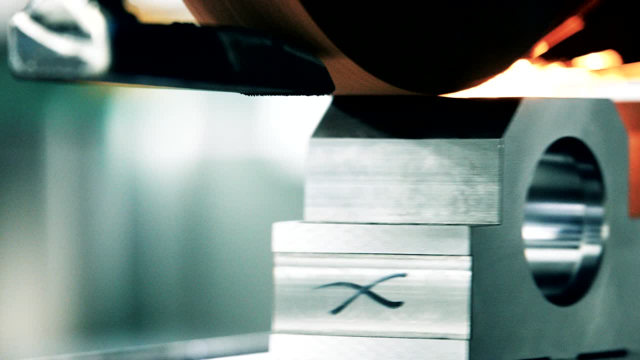 trabajo de acabado de metales en máquinas de molienda de alta precisión en talleres