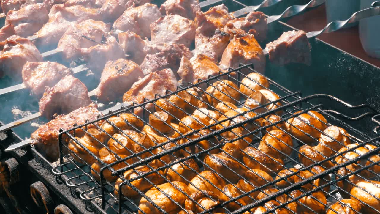 el shish kebab y los hongos se cocinan en la parrilla en la naturaleza