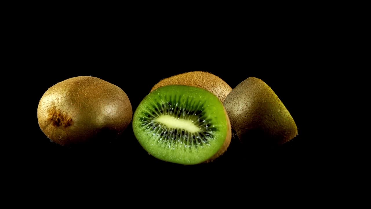 Kiwi sobre un fondo negro