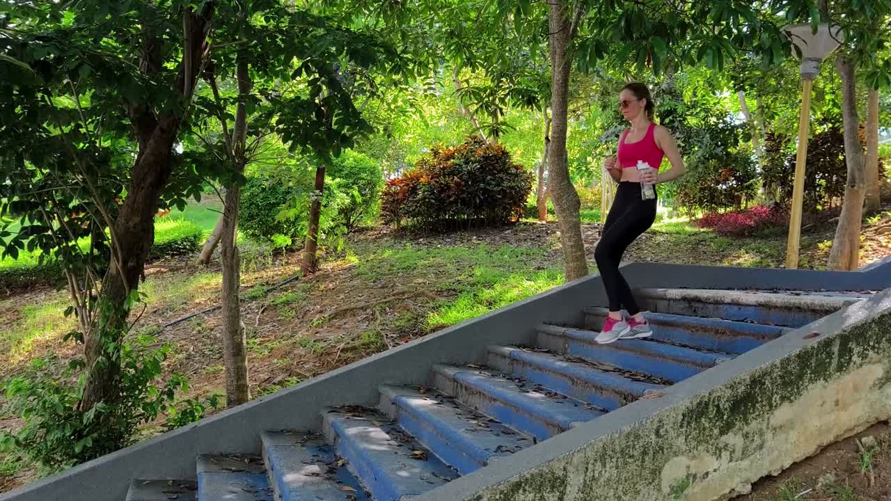 mujer haciendo ejercicio en las escaleras de un parque