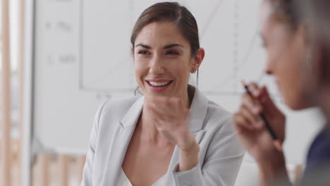 mujer de negocios feliz llorando lágrimas de alegría riendo en la sala de juntas disfrutando de bromas divertidas divirtiéndose con sus colegas en la oficina
