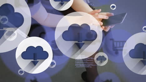 animación de iconos digitales y procesamiento de datos sobre una mujer usando una tableta