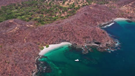 Playa-Celeste,-Dieser-Strand-Ist-Privat-Und-Perfekt,-Um-Dem-Lärm-Zu-Entfliehen