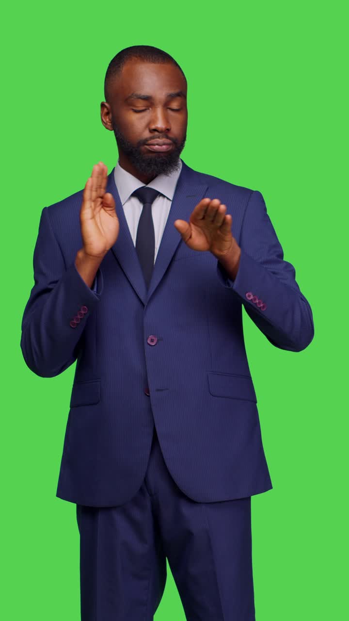Vertical video: Front view of displeased employee doing timeout pause symbol