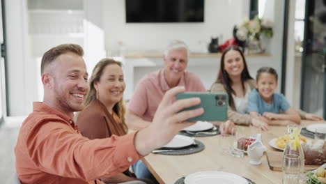 una feliz selfie de cena en familia