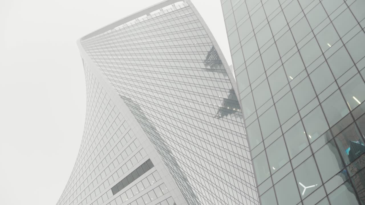 rascacielos modernos en un paisaje urbano