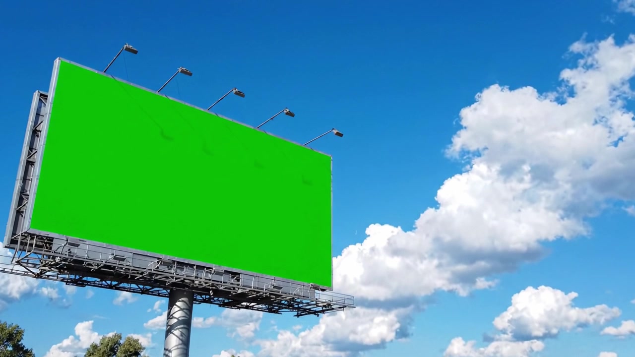 Una chiara visione di un cartellone pubblicitario con green screen, sullo sfondo di un cielo vibrante con nuvole soffici, che enfatizza il potenziale per pubblicità o progetti creativi