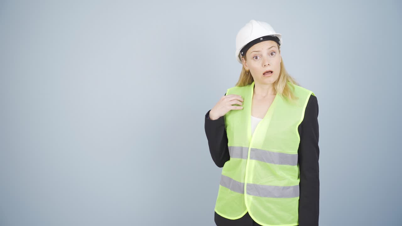 ingeniero mirando a la cámara con asombro y haciendo una presentación.