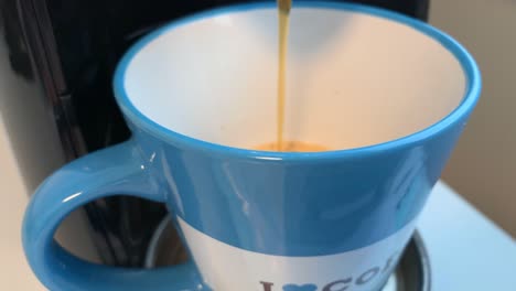 dejar salir el café de una máquina de café