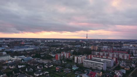 Maravillosa-Vista-Aérea-De-Drones-Del-Distrito-Residencial-De-Riga,-Dolly-Out,-Puesta-De-Sol