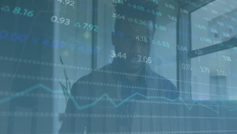 animación del procesamiento de datos del mercado de valores contra el pensativo empresario afroamericano en la oficina