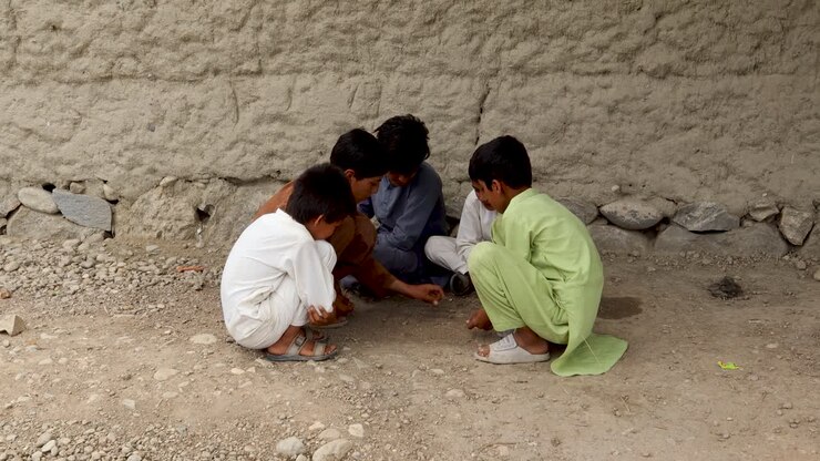 niños disfrutando de un juego juntos