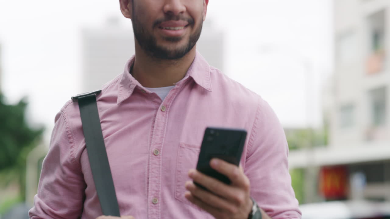 hombre usando teléfono móvil al aire libre