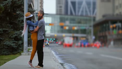couple kissing each other in the city 4k