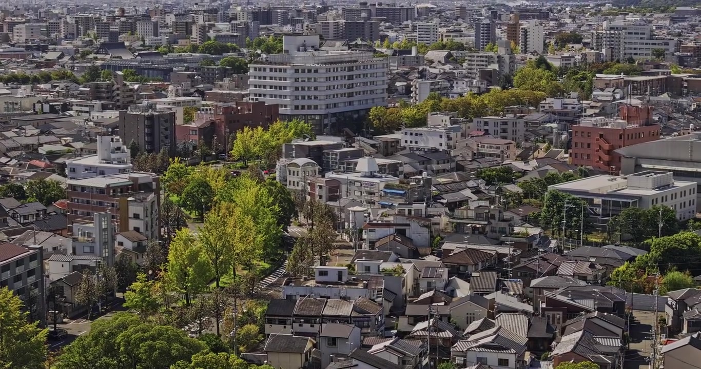 Kyoto Japão Sobrevoo aéreo teleobjetivo em vista panorâmica v72 acima do Rio Kamo, e dos blocos residenciais de Izumojimatsunoshitacho e Koyamaminamionocho - Filmado com Mavic 3 Pro Cine - 8 de outubro de 2023