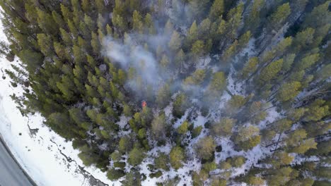 Vista-Aérea-De-Arriba-Hacia-Abajo-Del-Humo-De-Los-Incendios-Forestales,-Canmore,-Alberta,-Canadá---Drone-4k