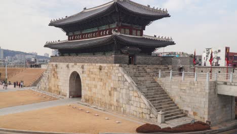 Gente-Visitando-Y-Caminando-En-La-Puerta-Norte-De-La-Fortaleza-De-Hwaseong-En-La-Ciudad-De-Suwon,-Corea-Del-Sur---Alejar-El-Lapso-De-Tiempo