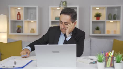 el hombre de la oficina está cansado y con sueño.