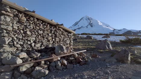 Aufnahme-Eines-Mannes,-Der-Aus-Einer-Berghütte-Kommt