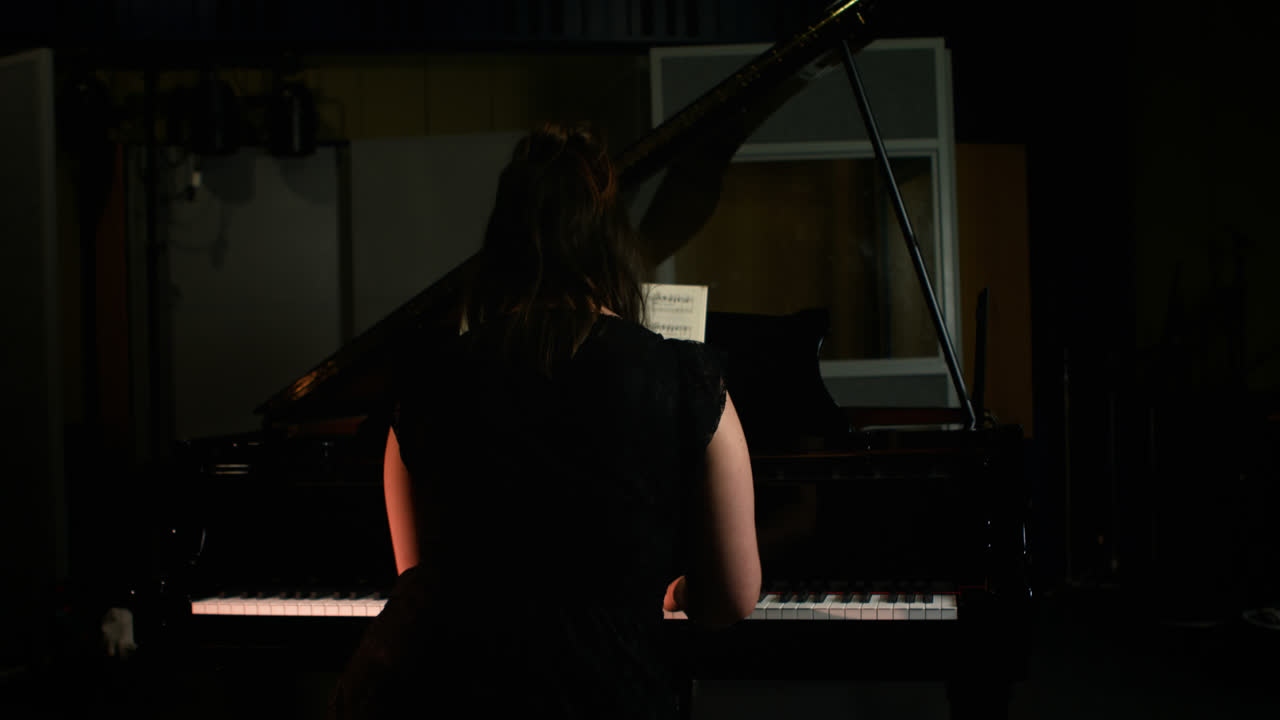 mujer tocando el piano