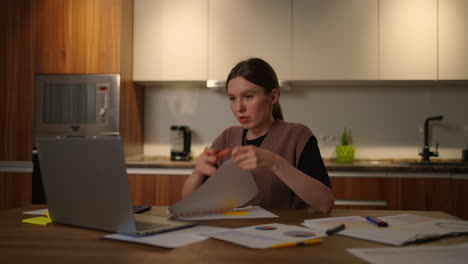 la mujer trabaja desde casa. trabajo remoto con empleados y clientes desde casa.