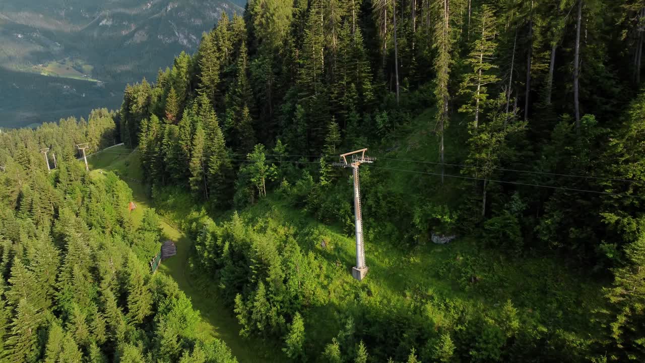 de un poste de una cuerda en un bosque en los alpes en lofer, austria